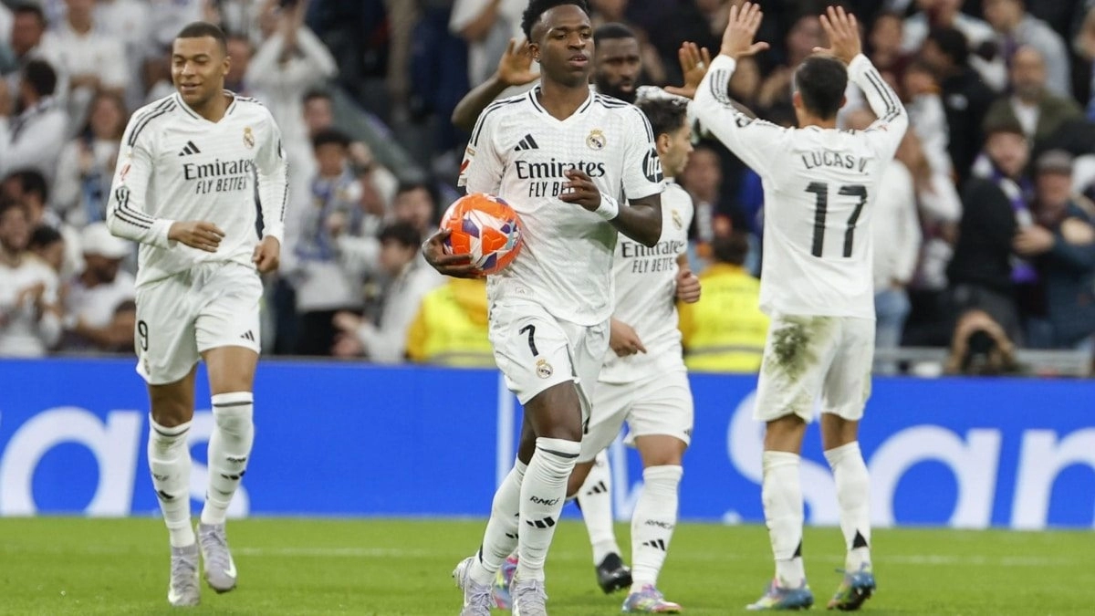 The players of Real Madrid celebrate a goal.