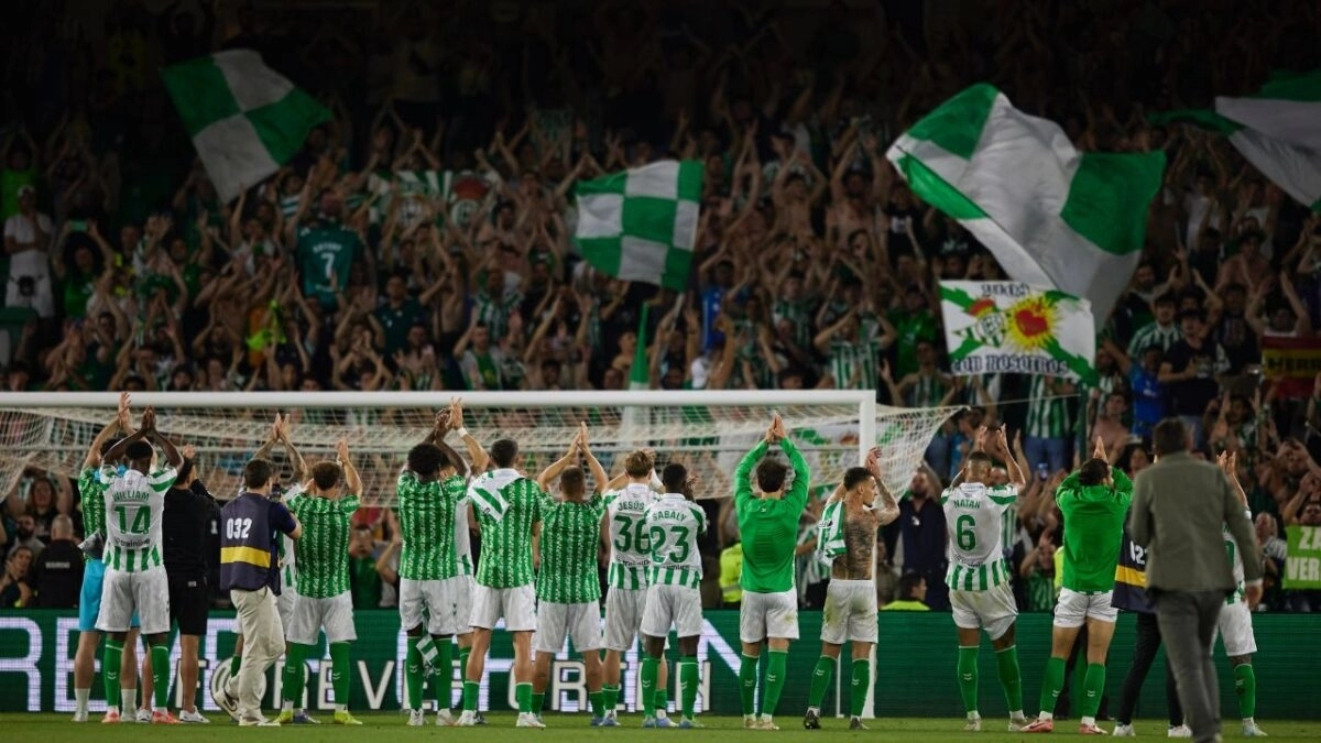 <p>Real Betis players celebrate a victory. </p>