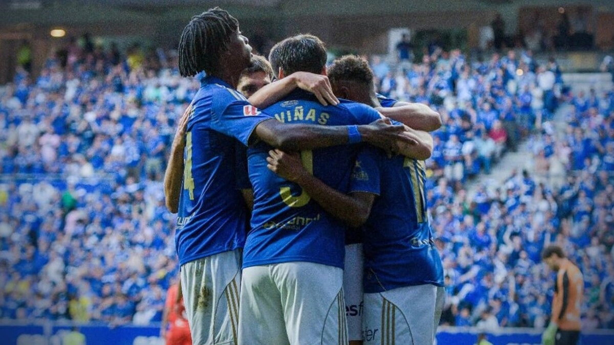 Los jugadores del Real Oviedo celebran un gol
