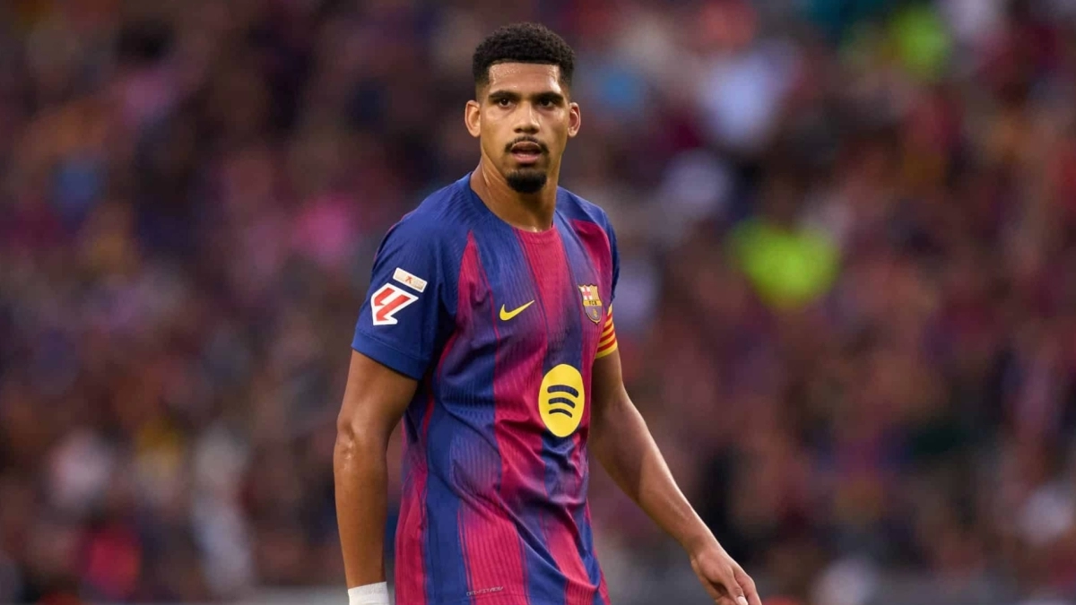 El FC Barcelona planea buscarle salida a Ronald Araújo