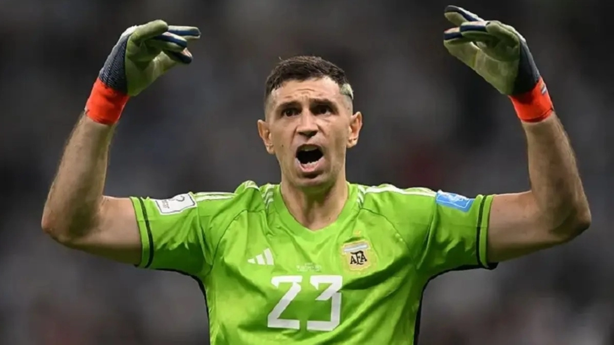 El Aston Villa pone en venta al Dibu Martínez