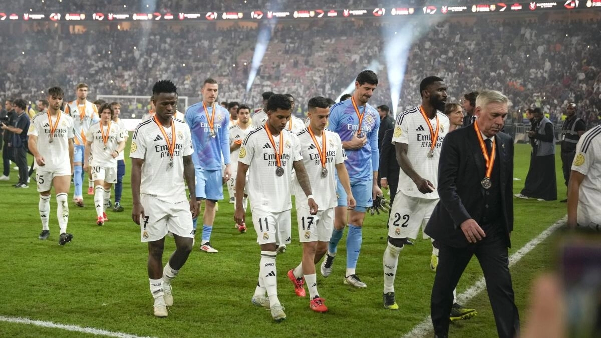 Real Madrid players after losing to Barcelona