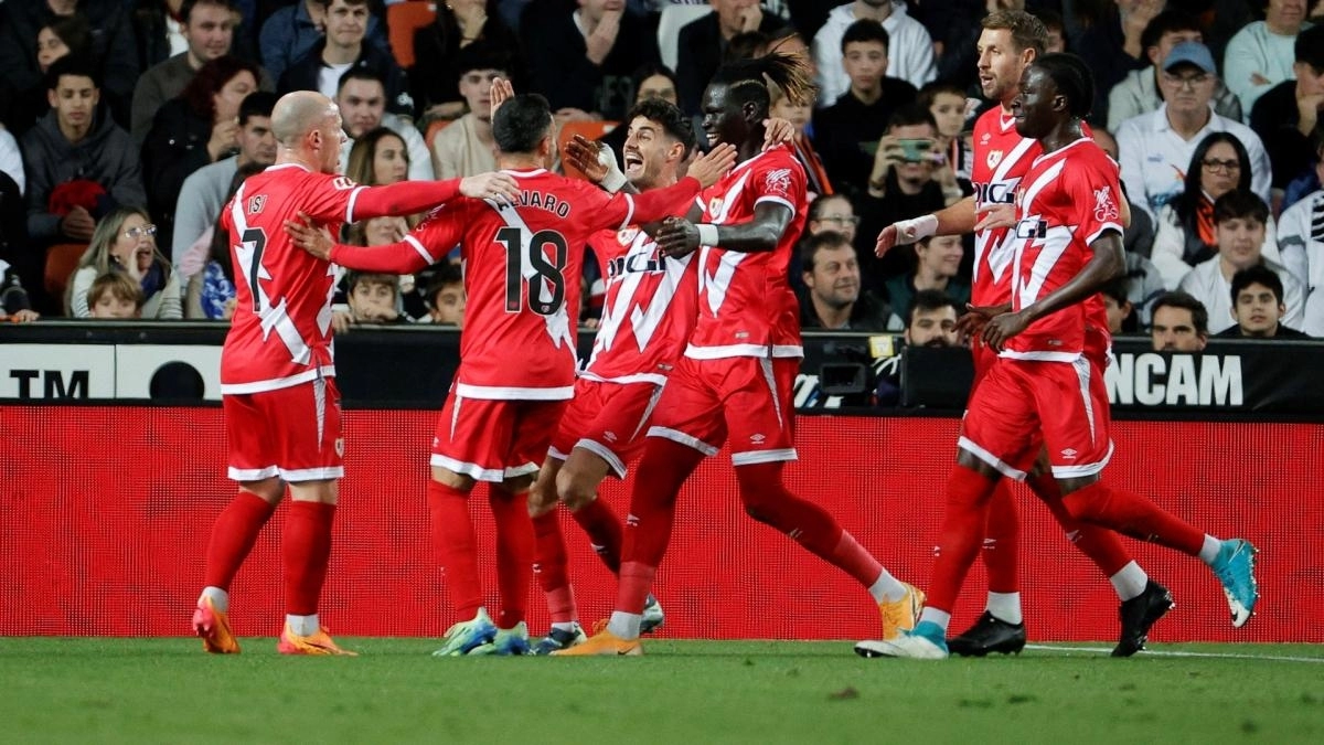 The players of Rayo Vallecano celebrate a goal by the team.
