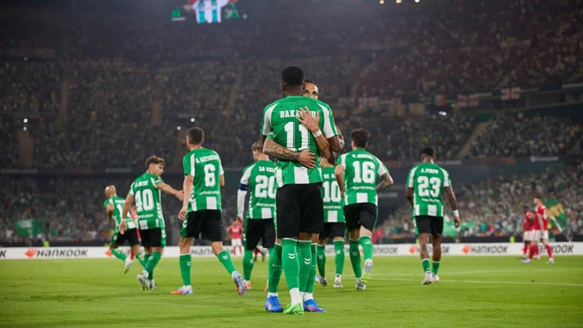 The players of Real Betis celebrate a goal.