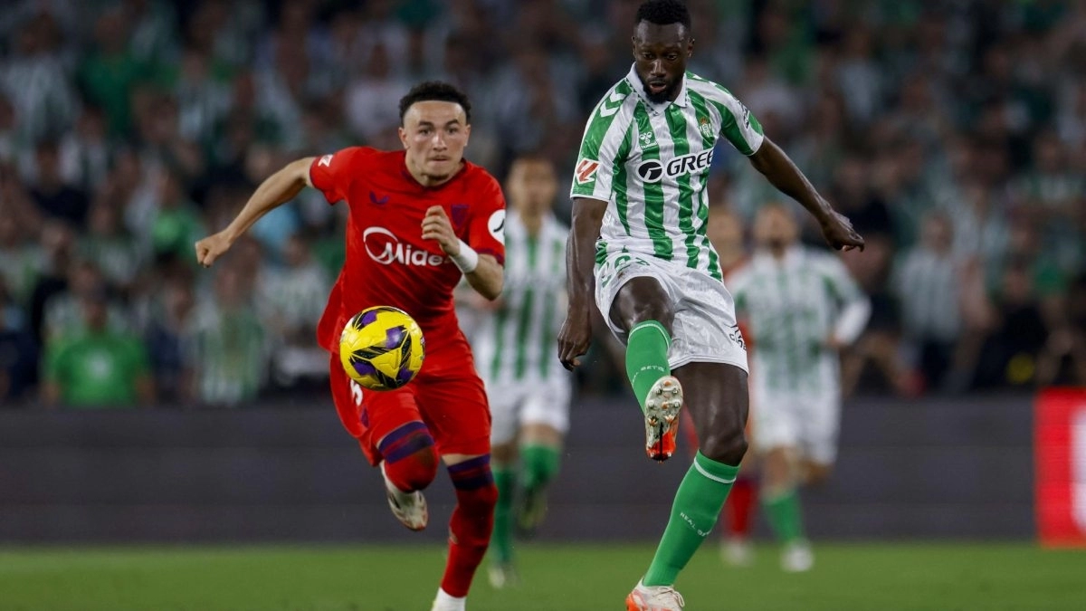 Sabaly y Rubén Vargas en un Real Betis - Sevilla