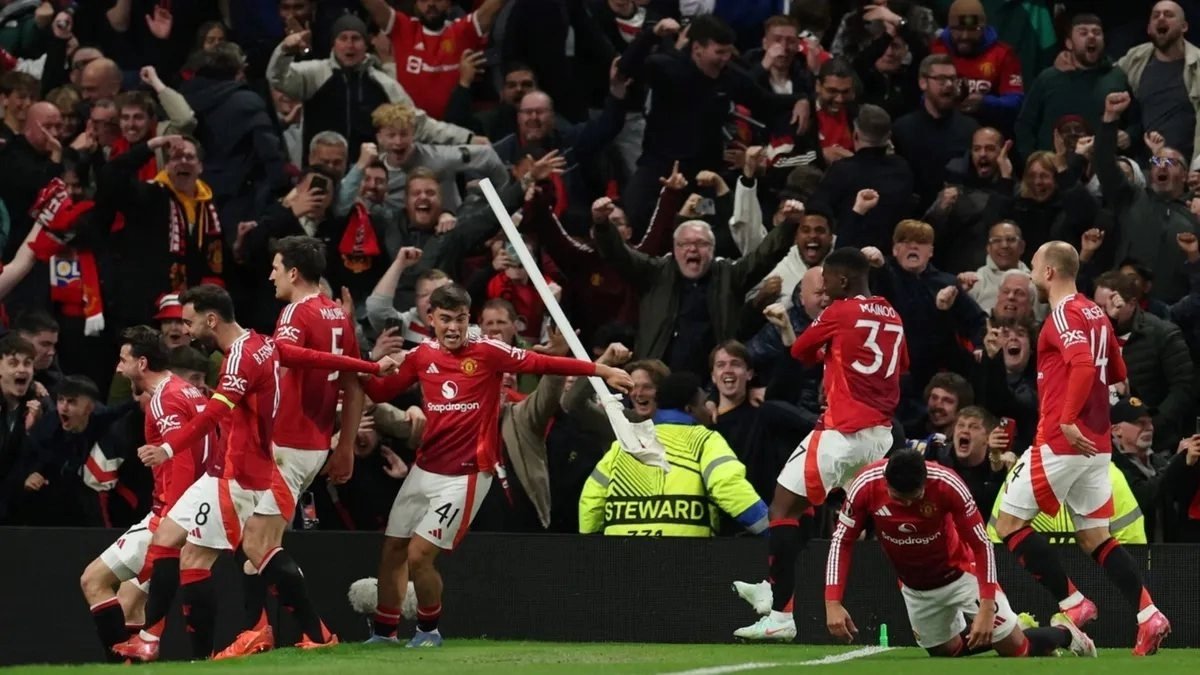 Los jugadores del Manchester United celebran un gol