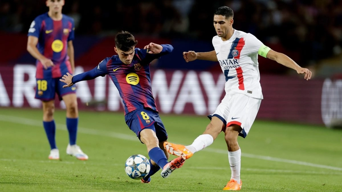 Pedri y Achraf Hakimi durante un Barcelona - PSG