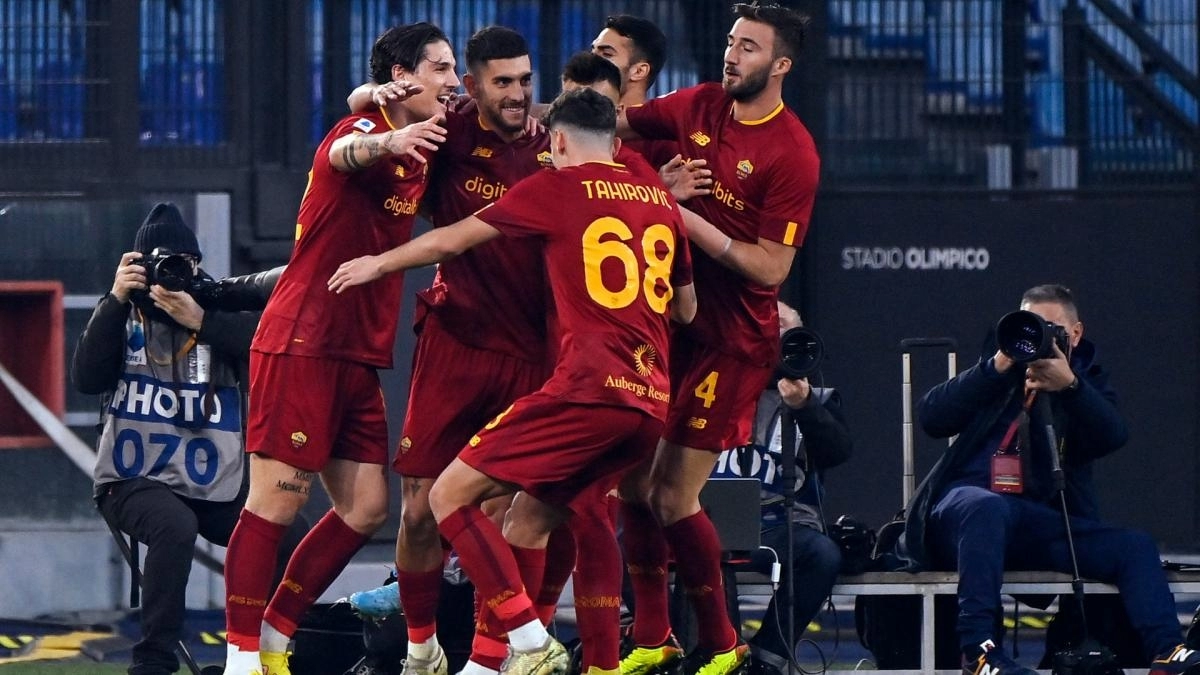Los jugadores de la Roma celebran un gol