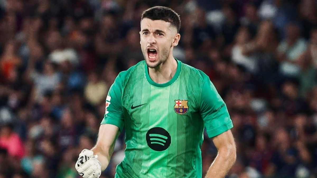 Joan García celebrates a goal from Barcelona