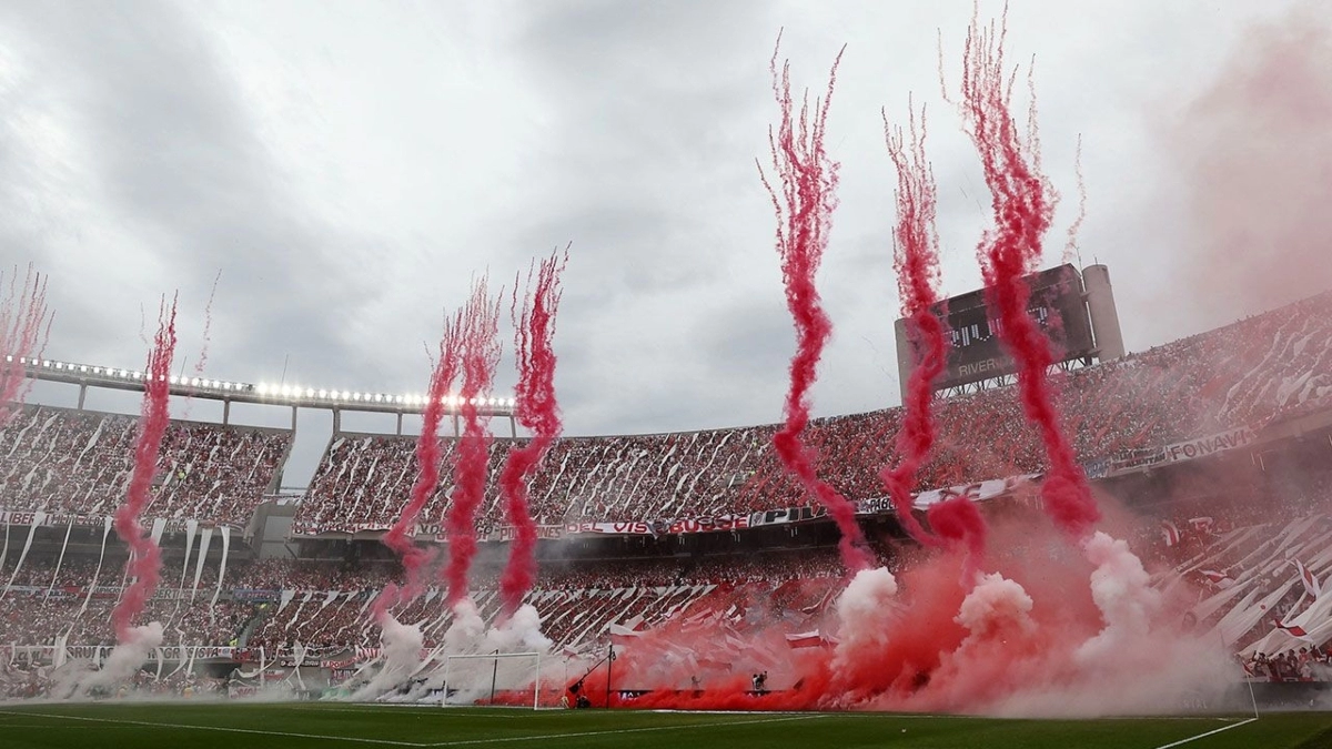 River Plate fans welcome the team