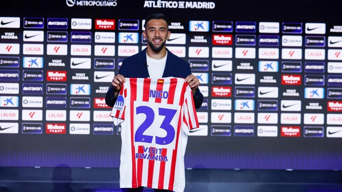 Nico González poses in his presentation with Atlético de Madrid