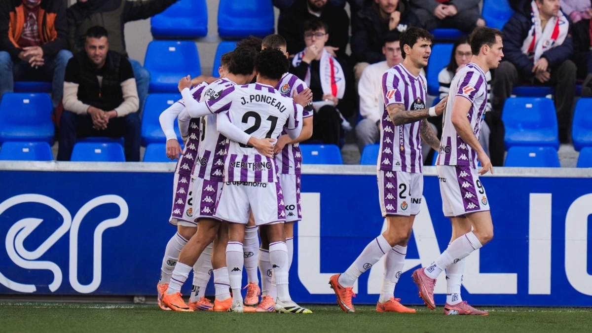 Los jugadores del Real Valladolid celebran un gol