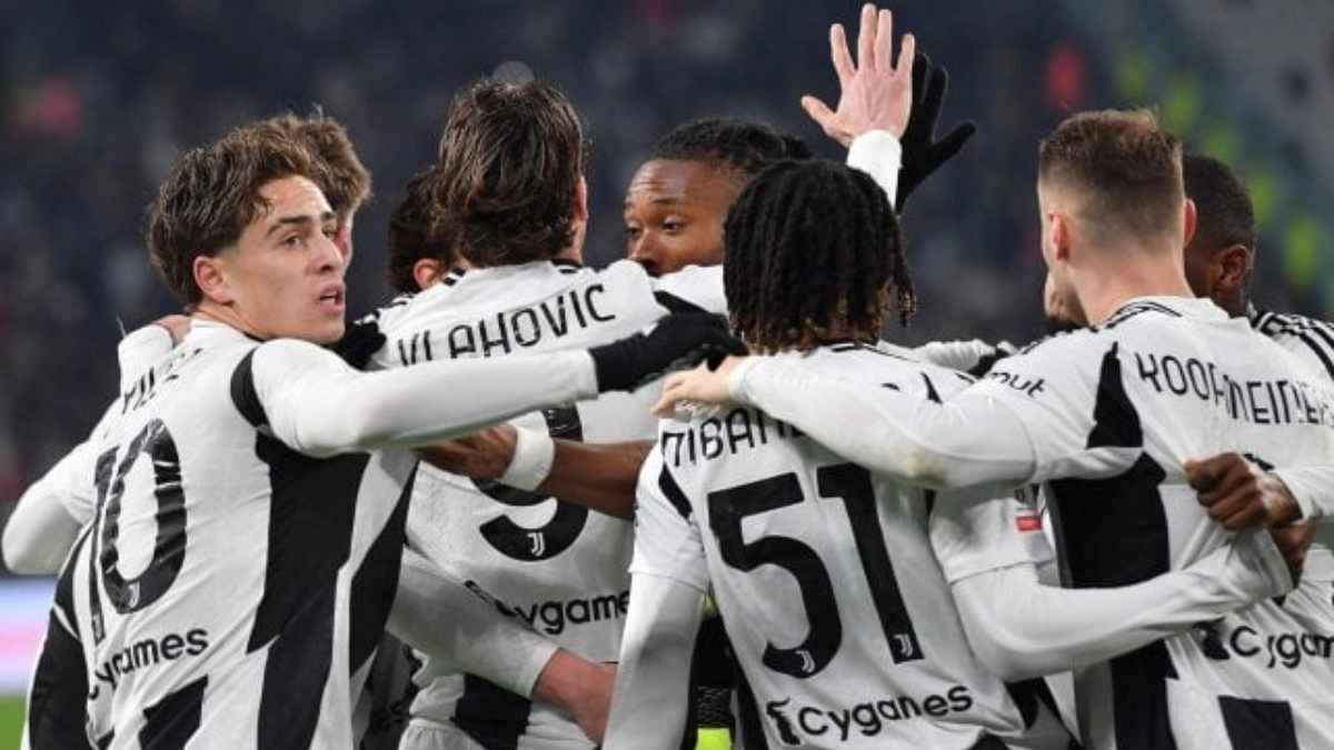 <p>The Juventus players celebrate a goal.</p>