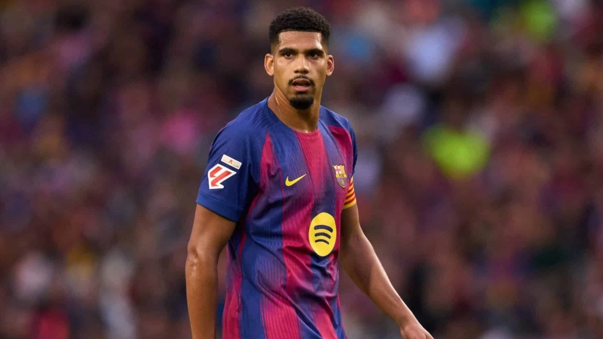 Hansi Flick pide la salida de Ronald Araujo