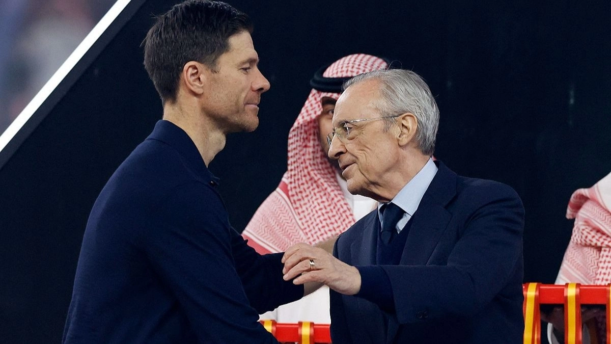 Xabi Alonso y Florentino Pérez tras la final de la Supercopa de España