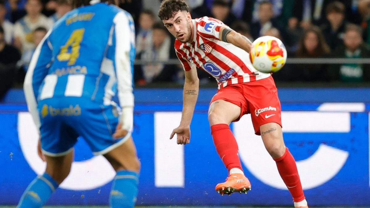 Matteo Ruggeri during a Copa del Rey match with Atlético de Madrid.