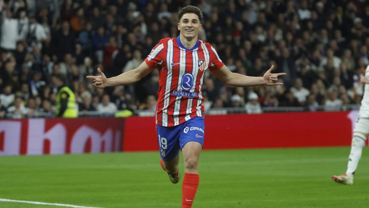 Julián Álvarez celebrates a goal in a Real Madrid - Atlético de Madrid