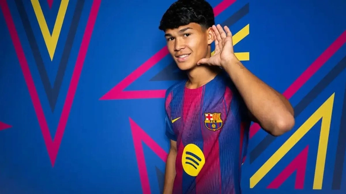 Dro Fernández poses during his presentation with Barcelona