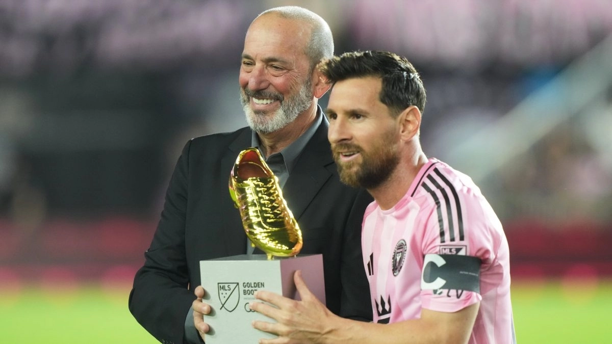 Leo Messi posa con la Bota de Oro de la MLS
