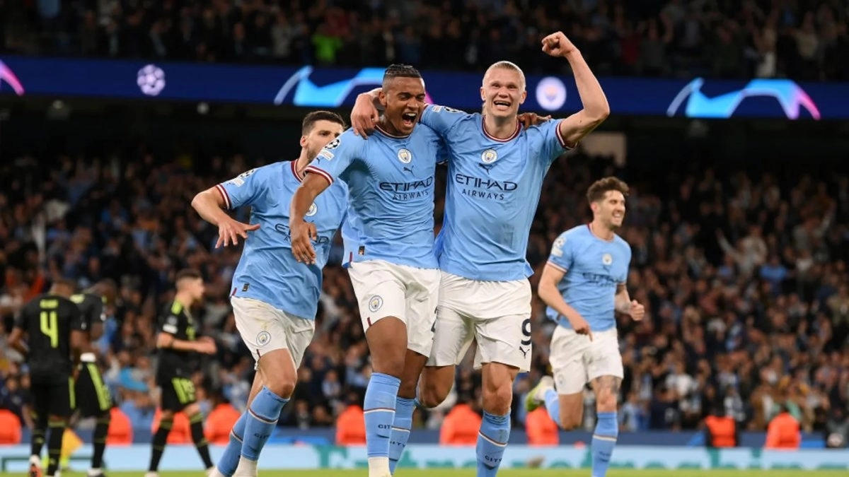 <p>Manchester City players celebrate a goal</p>