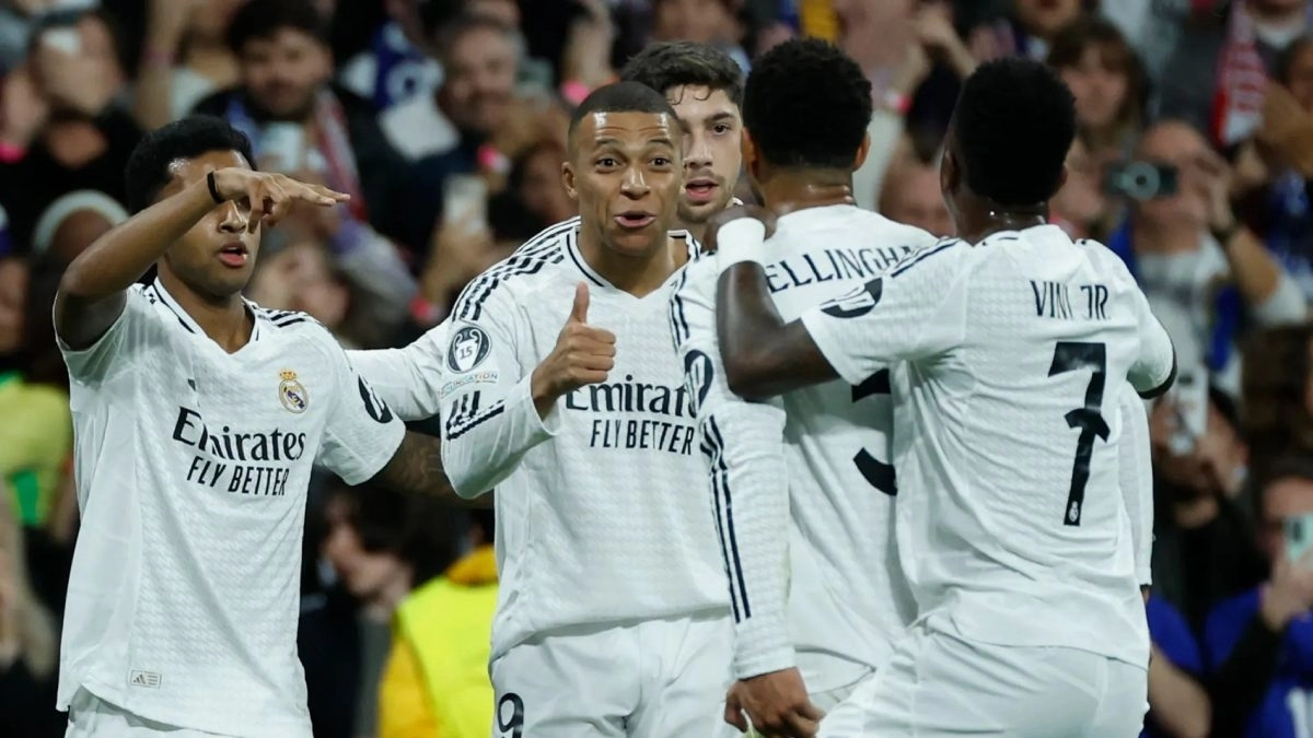 <p>The players of Real Madrid celebrate a goal</p>