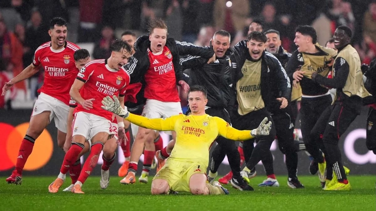 Los jugadores del Benfica celebran el gol de su portero ante el Real Madrid