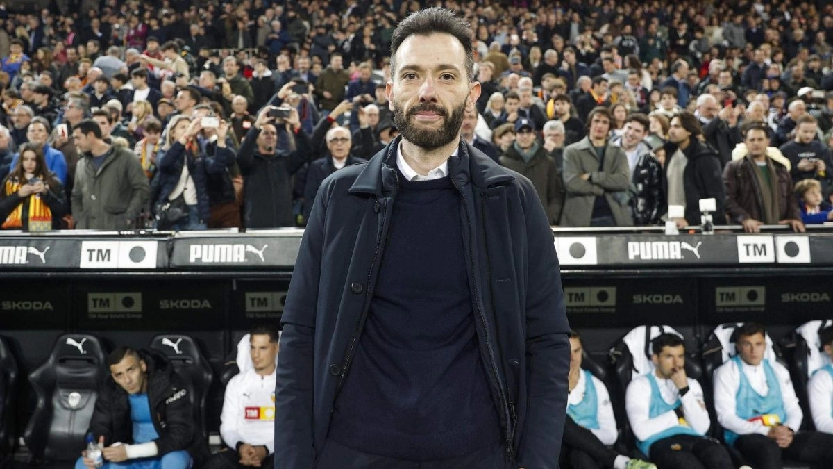 <p>Carlos Corberán, coach of Valencia</p>