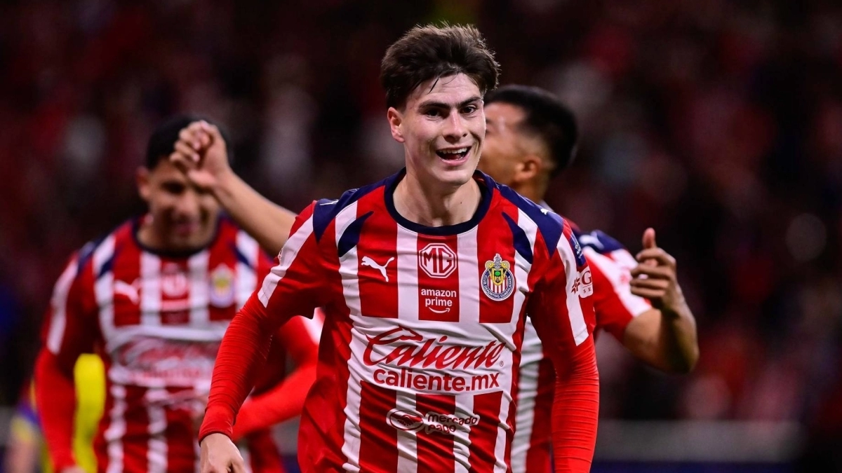 Barcelona has its eye on Armando González, Chivas' top scorer.