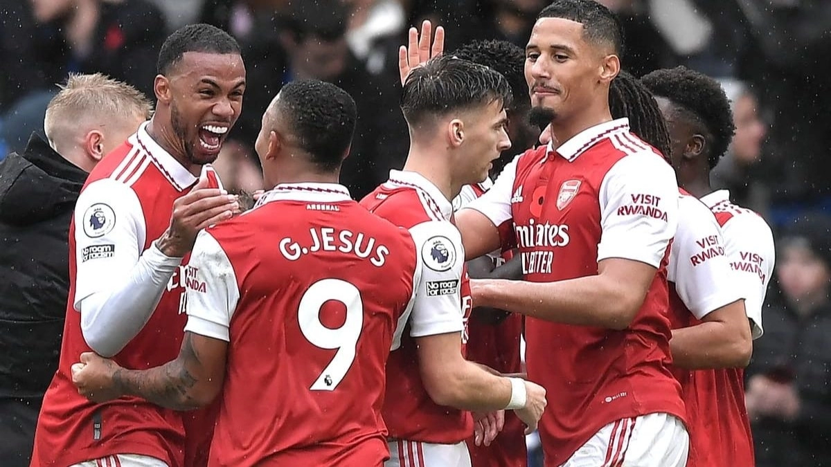 The Arsenal footballers celebrate a goal.