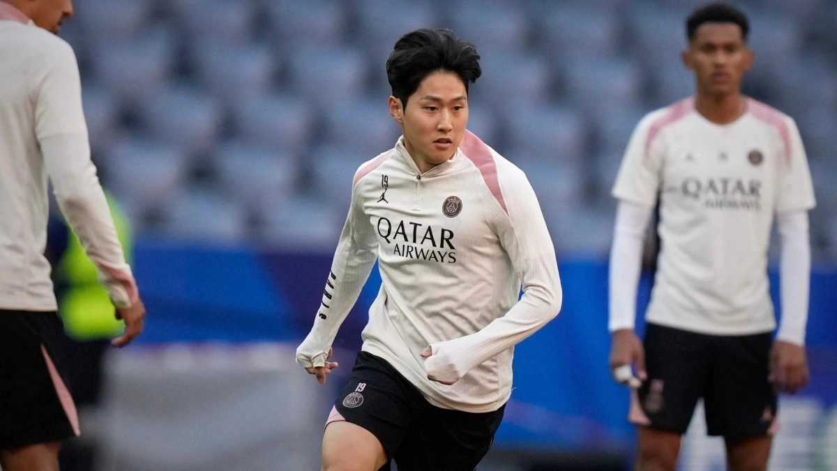 Kang-in Lee during a training session with PSG