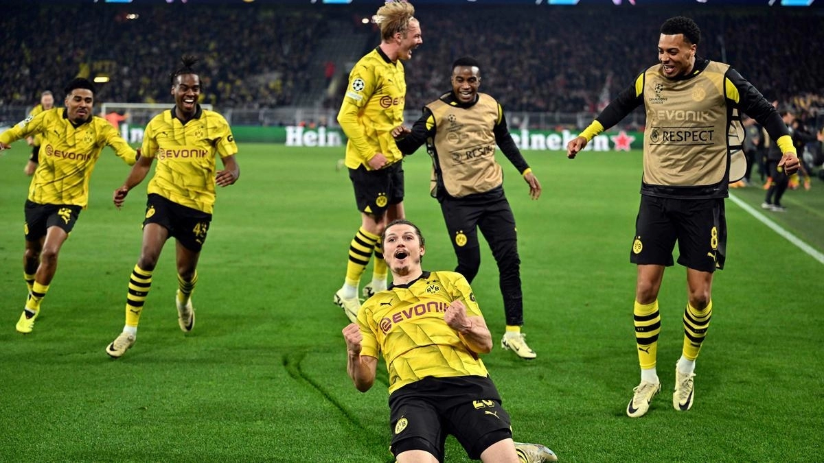 Borussia Dortmund players celebrate a goal.