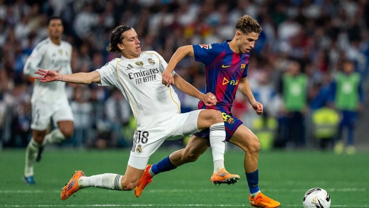 Fermín López y Álvaro Carreras durante un Real Madrid - Barcelona