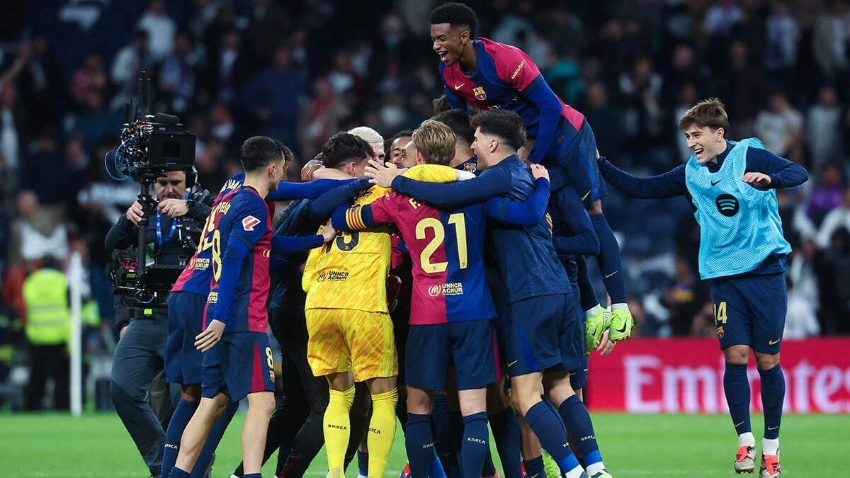 Los jugadores del Barcelona celebran un gol