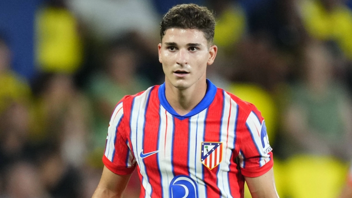 Julian Álvarez is considering leaving Atlético de Madrid after receiving two significant offers.