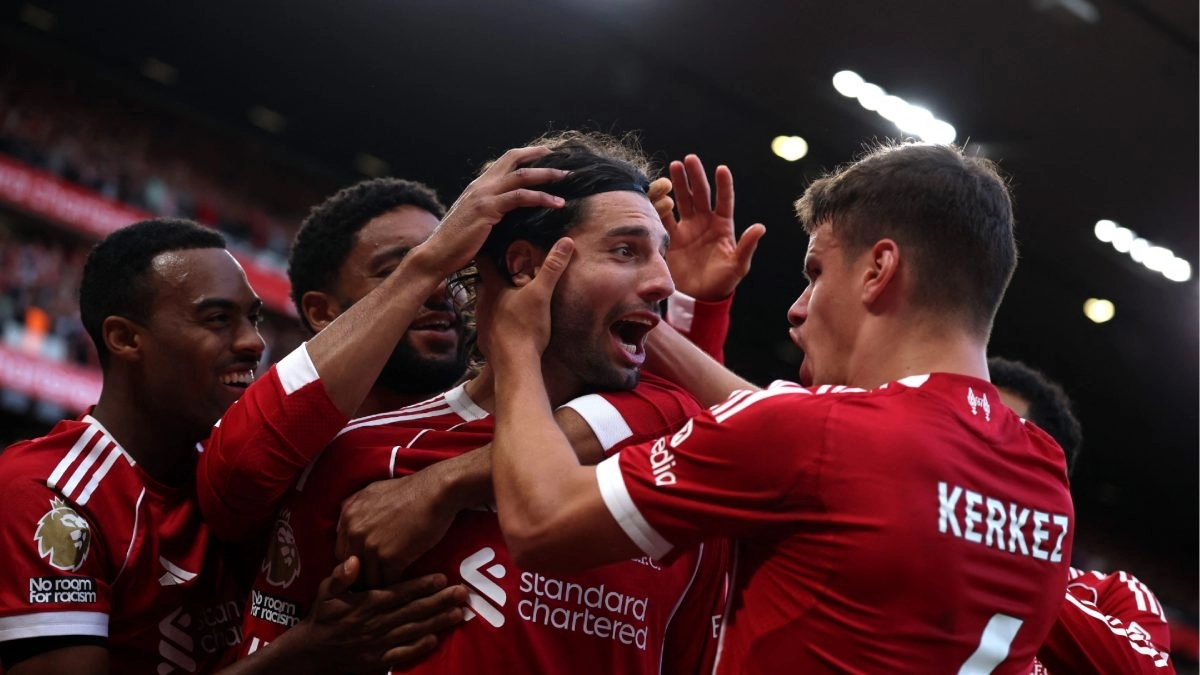 <p>The players of Liverpool celebrate a goal</p>