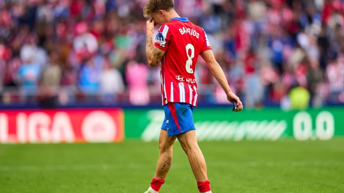 Pablo Barrios durante un partido con el Atlético de Madrid