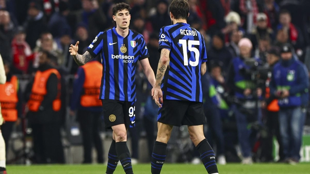 Alessandro Bastoni alongside Acerbi in an Inter Milan match