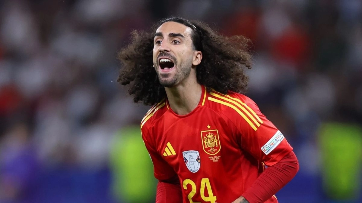Marc Cucurella celebra un gol con España