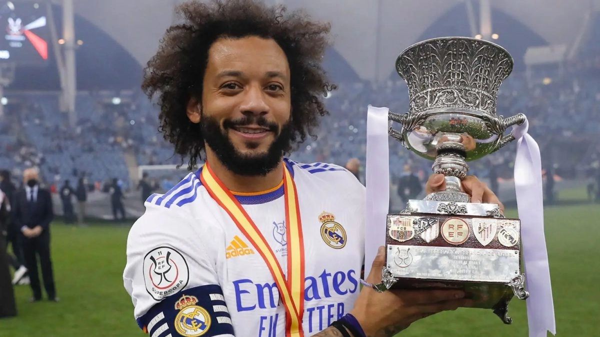 Marcelo, former left-back of Real Madrid, poses with the trophy of the Spanish Super Cup.