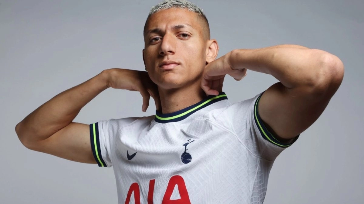 Richarlison posa con los colores del Tottenham