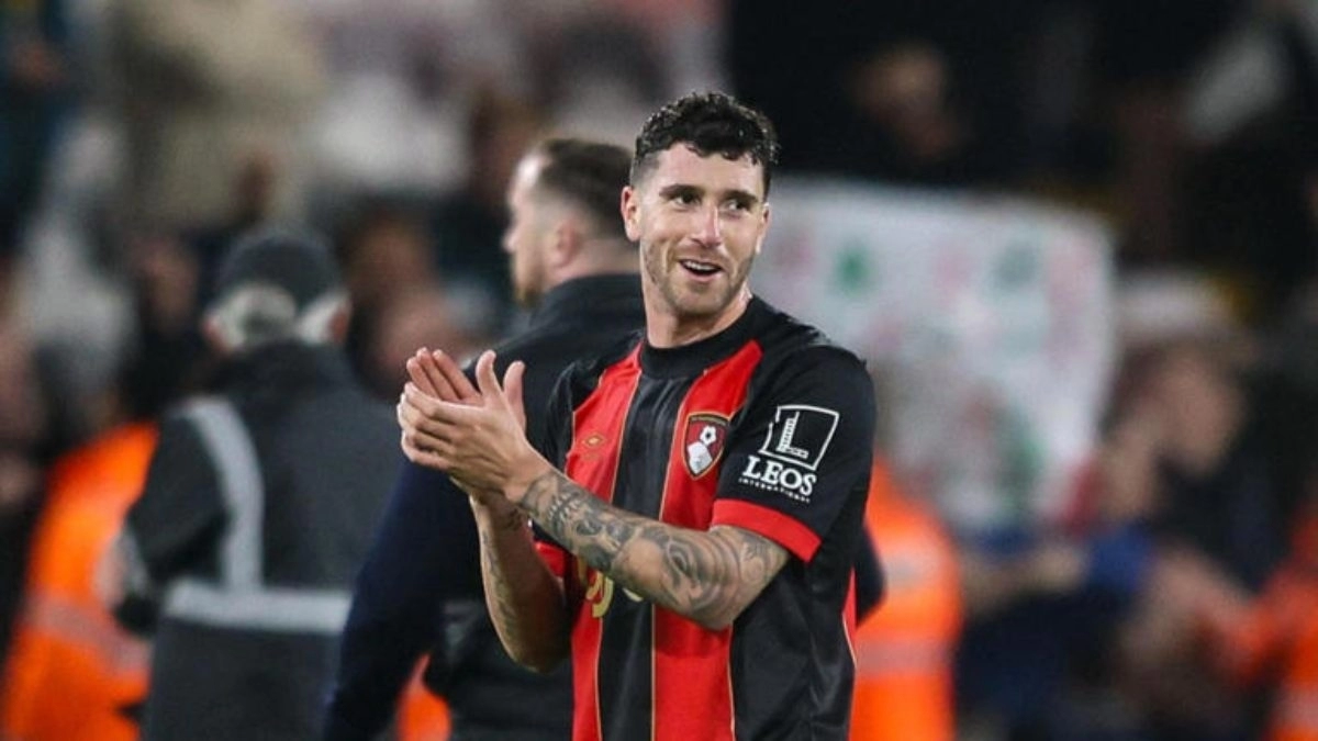Marcos Senesi tras un partido con el Bournemouth