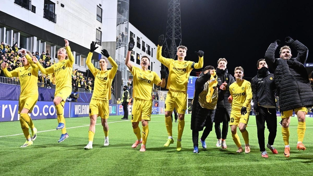 The players of Bodo Glimt are celebrating a victory.