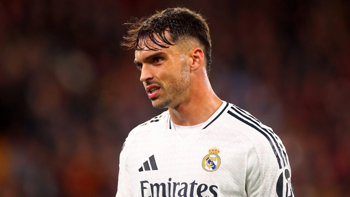 Raúl Asencio durante un partido con el Real Madrid