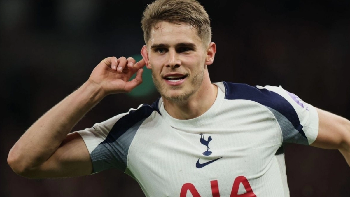 FC Barcelona reactivates its interest in signing Van de Van.