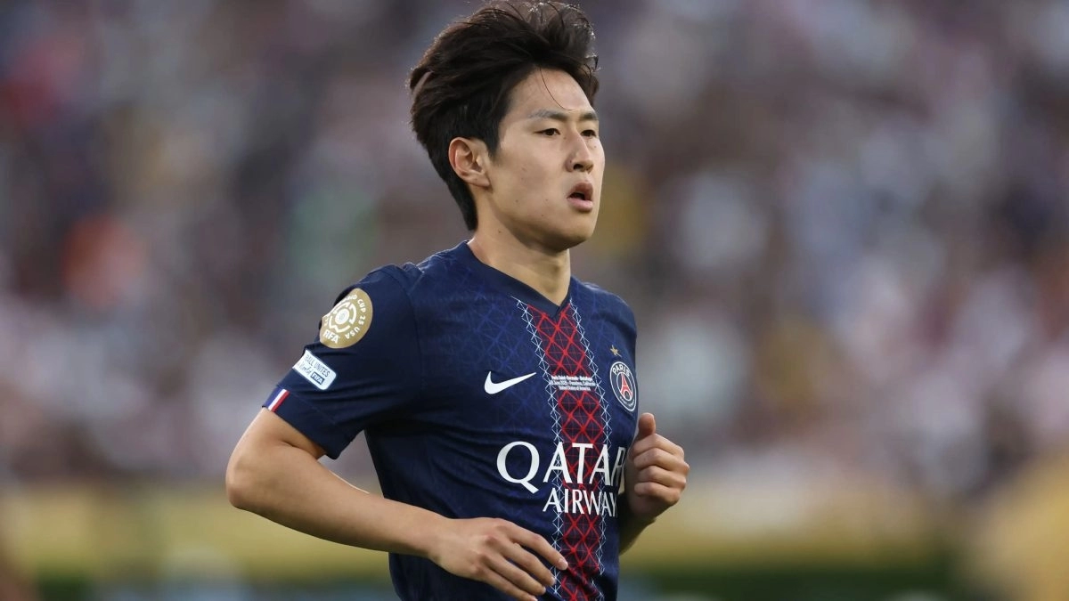 Kang-in Lee durante un partido con el PSG