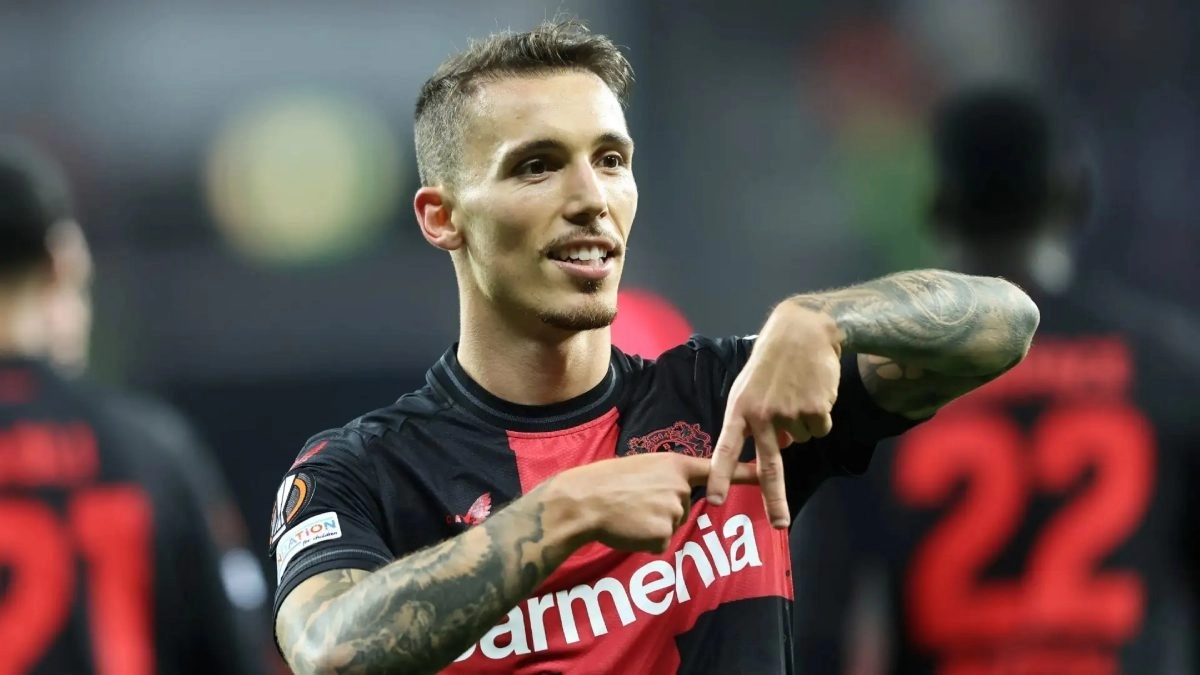 Grimaldo celebra un gol anotado con el Bayer Leverkusen