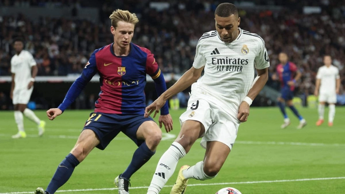 Kylian Mbappé and Frenkie de Jong during a Real Madrid - Barcelona