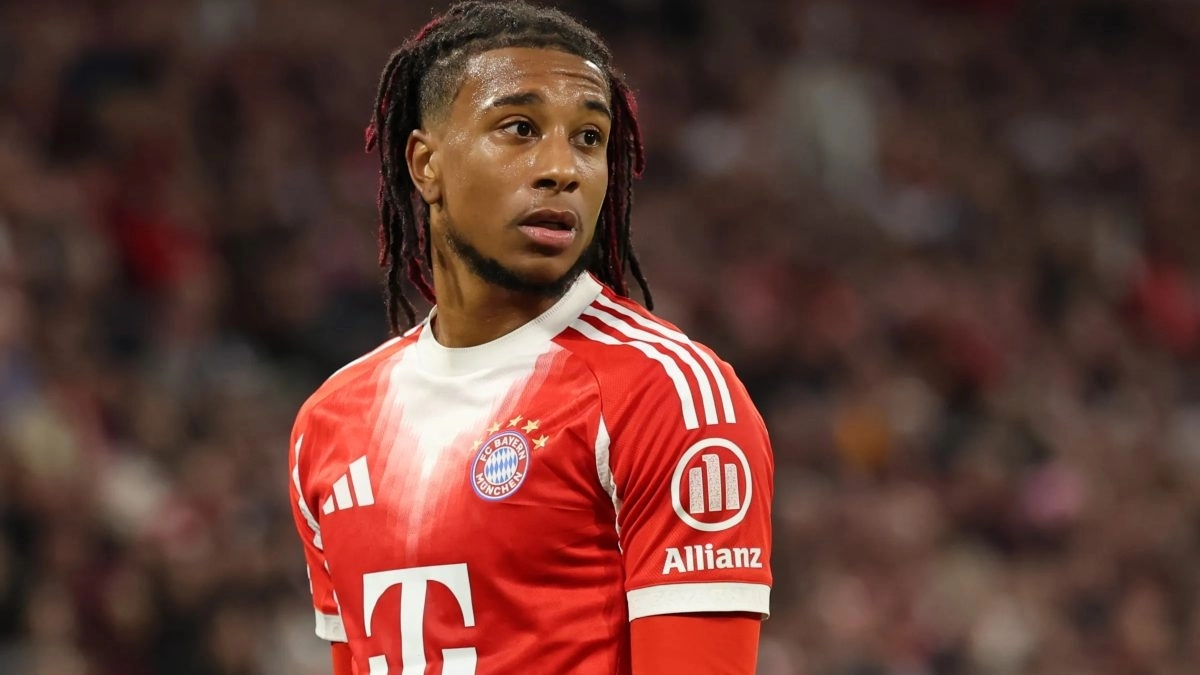Michael Olise durante un partido con el Bayern de Múnich