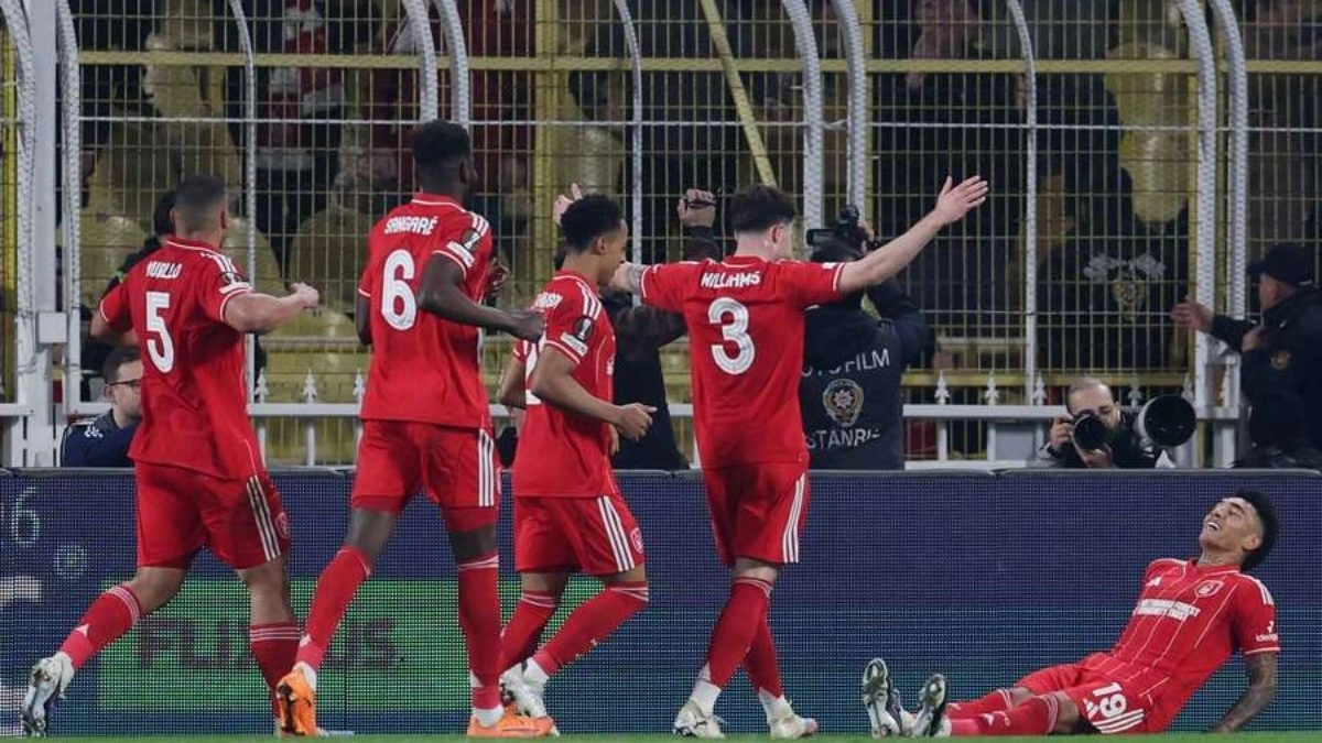 Los jugadores del Nottingham Forest celebran un gol de Igor Jesús