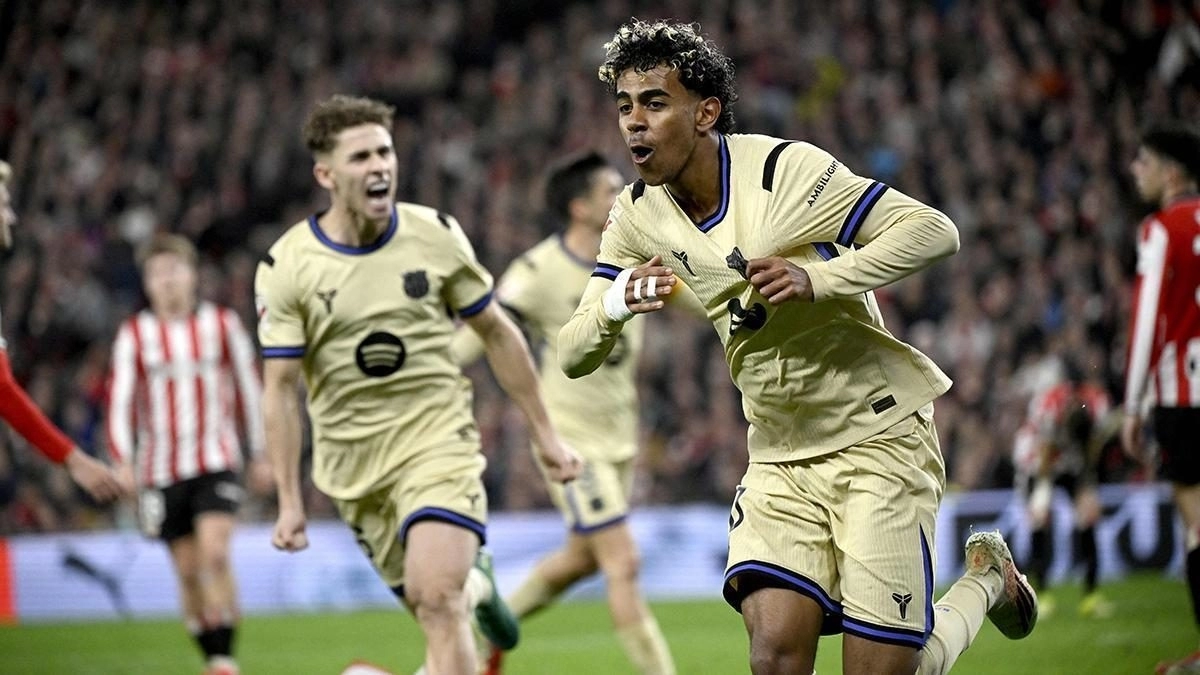 Lamine Yamal celebra el gol anotado en el Athletic Club - Barcelona